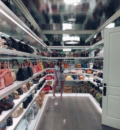 ELLEVILT: I 2018 viste Kylie Jenner frem deler av veskesamlingen sin på Instagram. Her ser man modeller fra Gucci, Hermés, Louis Vuttion og Chanel, for å nevne noen. Foto: Instagram / Kylie Jenner ELLEVILT: I 2018 viste Kylie Jenner frem deler av veskesamlingen sin på Instagram. Her ser man modeller fra Gucci, Hermés, Louis Vuttion og Chanel, for å nevne noen. Foto: Instagram / Kylie Jenner